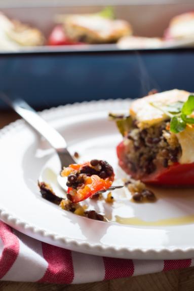 Zdjęcie - Papryka faszerowana quinoa, amarantusem i soczewicą - Przepisy kulinarne ze zdjęciami