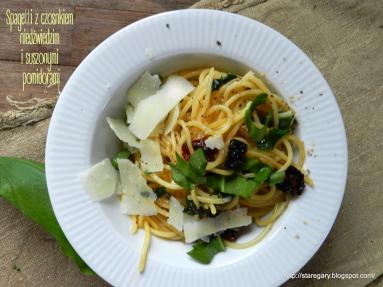 Zdjęcie - Spagetti z czosnkiem niedźwiedzim i suszonymi pomidorami - Przepisy kulinarne ze zdjęciami