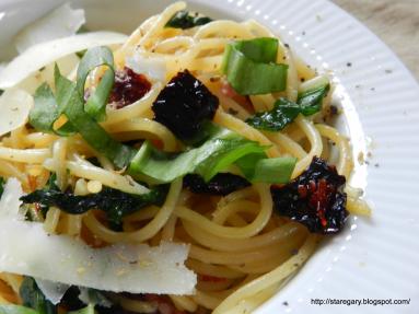 Zdjęcie - Spagetti z czosnkiem niedźwiedzim i suszonymi pomidorami - Przepisy kulinarne ze zdjęciami
