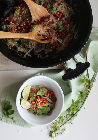 Zdjęcie - Sezon na rabarbar: Strir fry z rabarbarem, wołowiną i granatem - Przepisy kulinarne ze zdjęciami