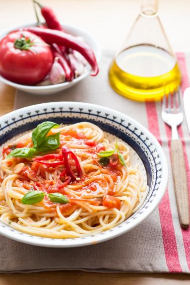 Zdjęcie - Makaron w sosie ze świeżych pomidorów - Przepisy kulinarne ze zdjęciami