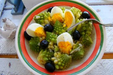 Zdjęcie - Sałatka romanesco z jajkiem i oliwkami - Przepisy kulinarne ze zdjęciami
