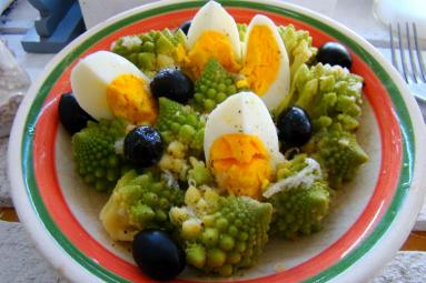 Zdjęcie - Sałatka romanesco z jajkiem i oliwkami - Przepisy kulinarne ze zdjęciami