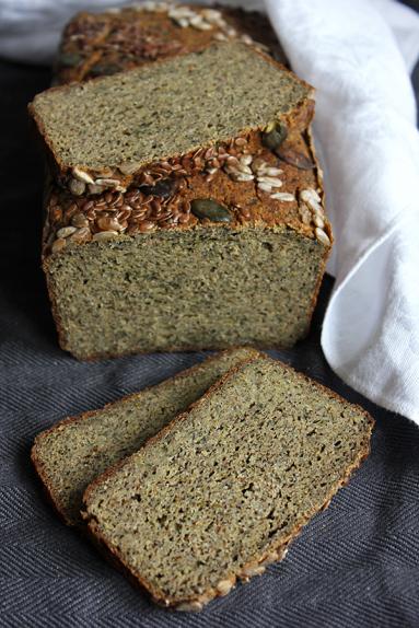 Zdjęcie - Bezglutenowy chleb ze szpinakiem i twarogiem - Przepisy kulinarne ze zdjęciami