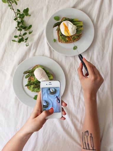Zdjęcie - Śniadanie do łóżka #219: Zielone grzanki ze szparagami i jajkiem w koszulce - Przepisy kulinarne ze zdjęciami