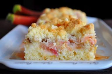 Zdjęcie - Ciasto z rabarbarem i kruszonką - Przepisy kulinarne ze zdjęciami