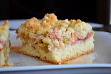 Zdjęcie - Ciasto z rabarbarem i kruszonką - Przepisy kulinarne ze zdjęciami