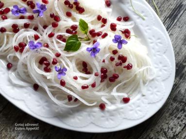Zdjęcie - Spaghetti z białej rzodkwi z fiołkami i pestkami granatu - Przepisy kulinarne ze zdjęciami
