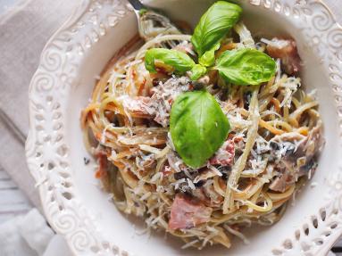 Zdjęcie - Spaghetti carbonara z pieczarkami / Mushroom spaghetti carbonara - Przepisy kulinarne ze zdjęciami