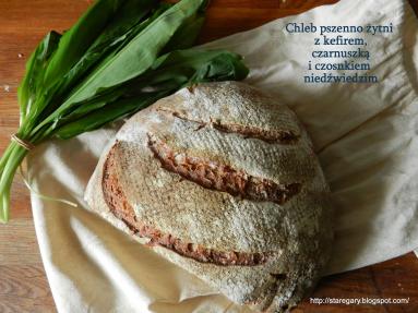 Zdjęcie - Chleb pszenno żytni z kefirem, czarnuszką i czosnkiem niedźwiedzim - Przepisy kulinarne ze zdjęciami
