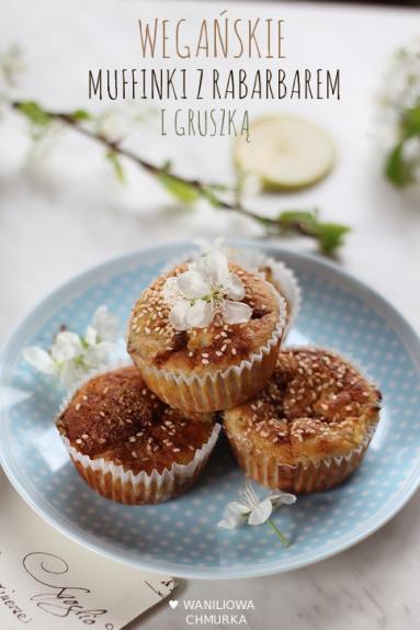 Zdjęcie - Wegańskie muffinki z gruszką i rabarbarem - Przepisy kulinarne ze zdjęciami