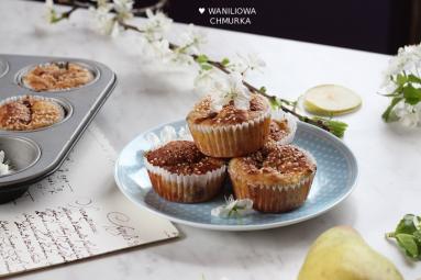 Zdjęcie - Wegańskie muffinki z gruszką i rabarbarem - Przepisy kulinarne ze zdjęciami