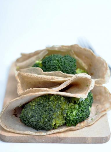 Zdjęcie - Naleśniki gryczane z brokułem i fetą - Przepisy kulinarne ze zdjęciami