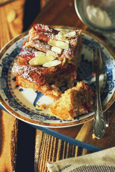 Zdjęcie - Orzechowe ciasto z rabarbarem - Przepisy kulinarne ze zdjęciami