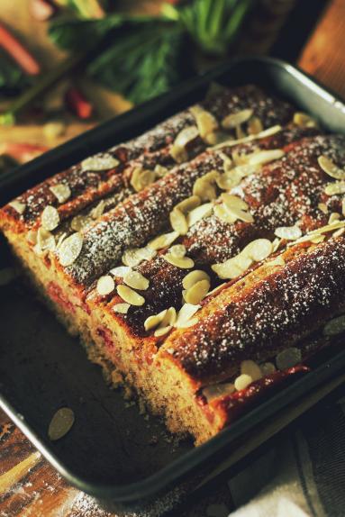 Zdjęcie - Orzechowe ciasto z rabarbarem - Przepisy kulinarne ze zdjęciami