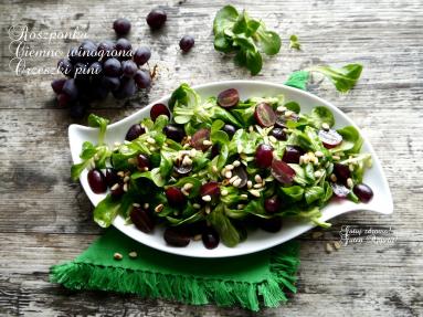 Zdjęcie - Roszponka z ciemnymi winogronami i orzeszkami pinii - Przepisy kulinarne ze zdjęciami