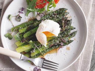 Zdjęcie - Szparagi z jajkiem w koszulce i palonym masłem / Asparagus with poached egg and brown butter - Przepisy kulinarne ze zdjęciami