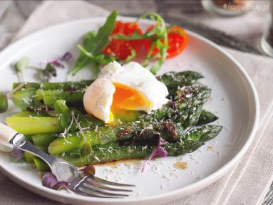 Zdjęcie - Szparagi z jajkiem w koszulce i palonym masłem / Asparagus with poached egg and brown butter - Przepisy kulinarne ze zdjęciami