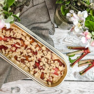 Zdjęcie - Ciasto drożdżowe z rabarbarem w syropie cynamonowym pod różaną kruszonką - Przepisy kulinarne ze zdjęciami