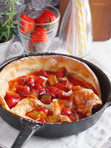 Zdjęcie - Omlet z piekarnika z pieczonym rabarbarem i truskawkami / Dutch baby with roasted rhubarb and strawberries - Przepisy kulinarne ze zdjęciami