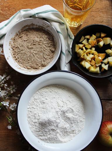 Zdjęcie - Chleb żytni na zakwasie z cydrem i jabłkiem - Przepisy kulinarne ze zdjęciami