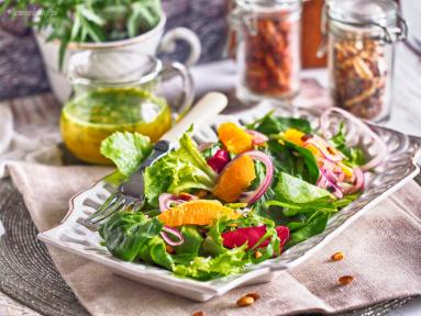 Zdjęcie - Orzeźwiająca sałatka ze szpinakiem i pomarańczami / Spinach and orange salad - Przepisy kulinarne ze zdjęciami