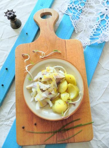 Zdjęcie - Sałatka cebulowa ze śledziem i ziemniakami Stefanii - Przepisy kulinarne ze zdjęciami