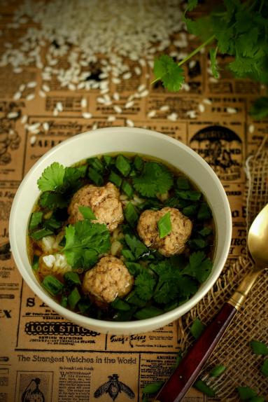 Zdjęcie - Tajska zupa z wieprzowiną, ryżem i kolendrą - Przepisy kulinarne ze zdjęciami