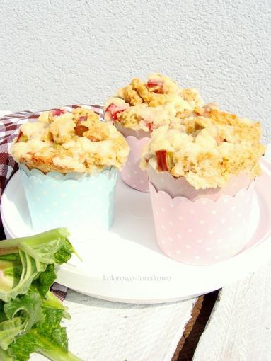 Zdjęcie - Pełnoziarniste muffiny z rabarbarem i kruszonką - Przepisy kulinarne ze zdjęciami