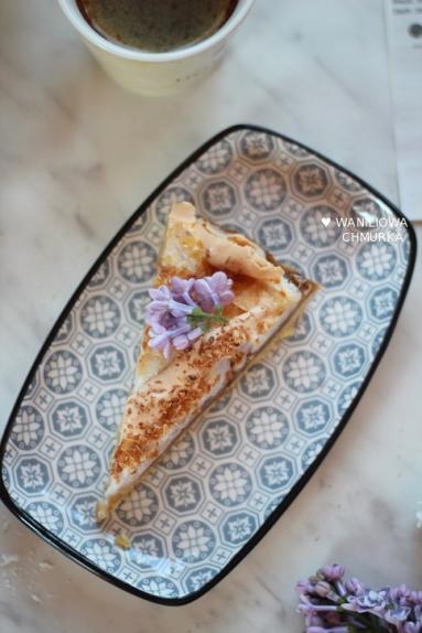 Zdjęcie - Kruche bezglutenowe ciasto z rabarbarem, kokosem i bezą - Przepisy kulinarne ze zdjęciami