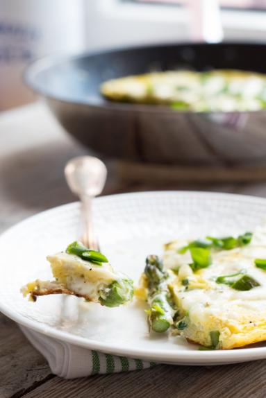 Zdjęcie - Omlet ze szparagami, dymką i kozim serem - Przepisy kulinarne ze zdjęciami