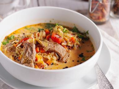 Zdjęcie - Kapuśniak z młodej kapusty ze stekiem / Steak and cabbage soup - Przepisy kulinarne ze zdjęciami
