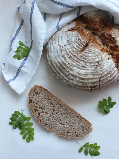 Zdjęcie - Okrągły chleb pszenno-żytni na zakwasie - Przepisy kulinarne ze zdjęciami