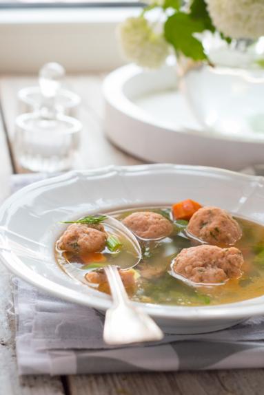 Zdjęcie - Lekka zupa warzywna z rybnymi pulpecikami - Przepisy kulinarne ze zdjęciami