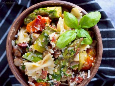 Zdjęcie - Makaron z karkówką, szparagami i grzybami / Pork sparagus and mushroom pasta - Przepisy kulinarne ze zdjęciami