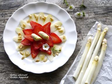 Zdjęcie - Surówka ze szparagami i truskawkami z szampańsko-waniliowym winegretem - Przepisy kulinarne ze zdjęciami