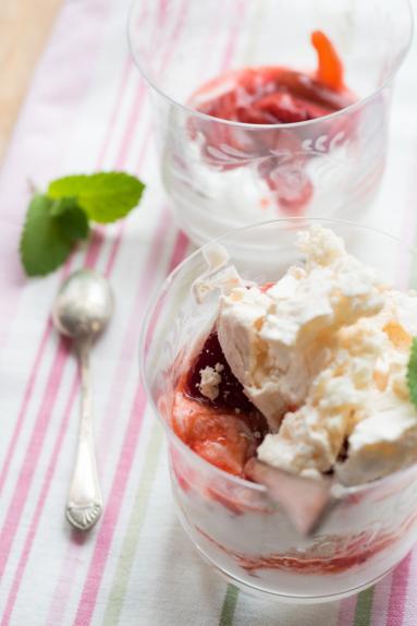 Zdjęcie - „Eton mess” z pieczonymi truskawkami i rabarbarem - Przepisy kulinarne ze zdjęciami