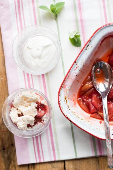Zdjęcie - „Eton mess” z pieczonymi truskawkami i rabarbarem - Przepisy kulinarne ze zdjęciami