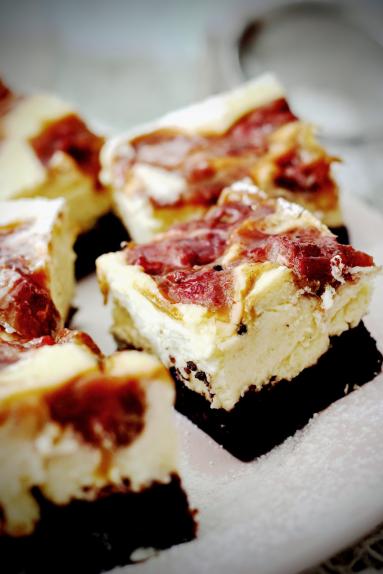 Zdjęcie - Serniko-brownie z karmelizowanym rabarbarem - Przepisy kulinarne ze zdjęciami