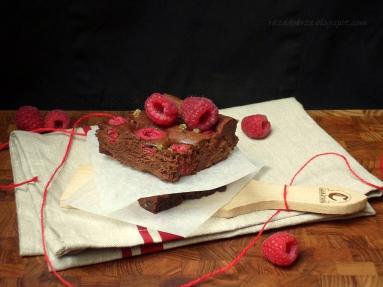 Zdjęcie - Na niepogodę: brownie z malinami i zielonym pieprzem - Przepisy kulinarne ze zdjęciami