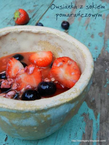 Zdjęcie - Śniadaniowa owsianka z sokiem pomarańczowym - Przepisy kulinarne ze zdjęciami