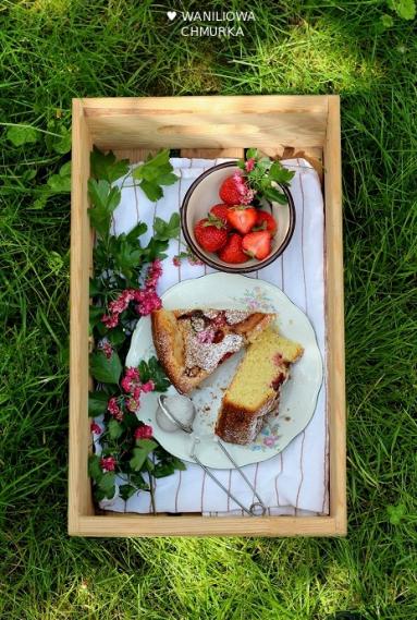 Zdjęcie - Owsiany biszkopt z truskawkami i cynamonem - Przepisy kulinarne ze zdjęciami
