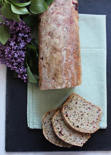 Zdjęcie - Chleb orkiszowy na zakwasie z botwinką - Przepisy kulinarne ze zdjęciami