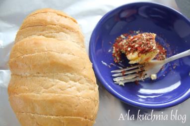 Zdjęcie - Ziołowo - serowy chleb na grilla - Przepisy kulinarne ze zdjęciami