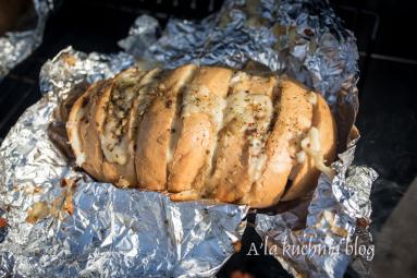 Zdjęcie - Ziołowo - serowy chleb na grilla - Przepisy kulinarne ze zdjęciami