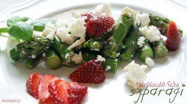 Zdjęcie - Szparagi z truskawkami i fetą - Przepisy kulinarne ze zdjęciami