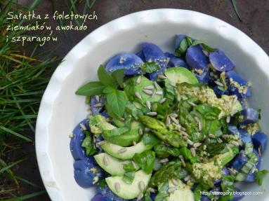 Zdjęcie - Sałatka z fioletowych ziemniaków, awokado i szparagów - Przepisy kulinarne ze zdjęciami