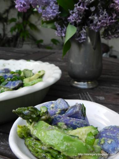 Zdjęcie - Sałatka z fioletowych ziemniaków, awokado i szparagów - Przepisy kulinarne ze zdjęciami