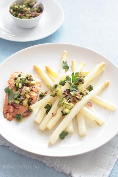 Zdjęcie - Pstrąg łososiowy z salsą rabarbarową  i białymi szparagami - Przepisy kulinarne ze zdjęciami