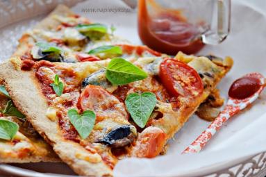 Zdjęcie - Pizza orkiszowa z mozzarellą - Przepisy kulinarne ze zdjęciami